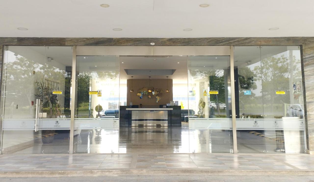 Hotel Royal Elim International カリ エクステリア 写真 Entrance to the museum