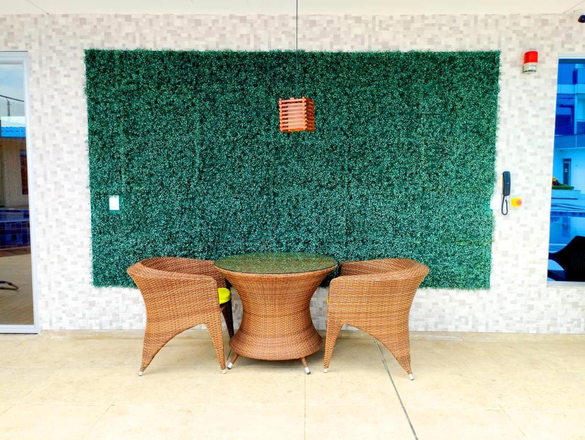Hotel Royal Elim International カリ エクステリア 写真 Artificial green wall