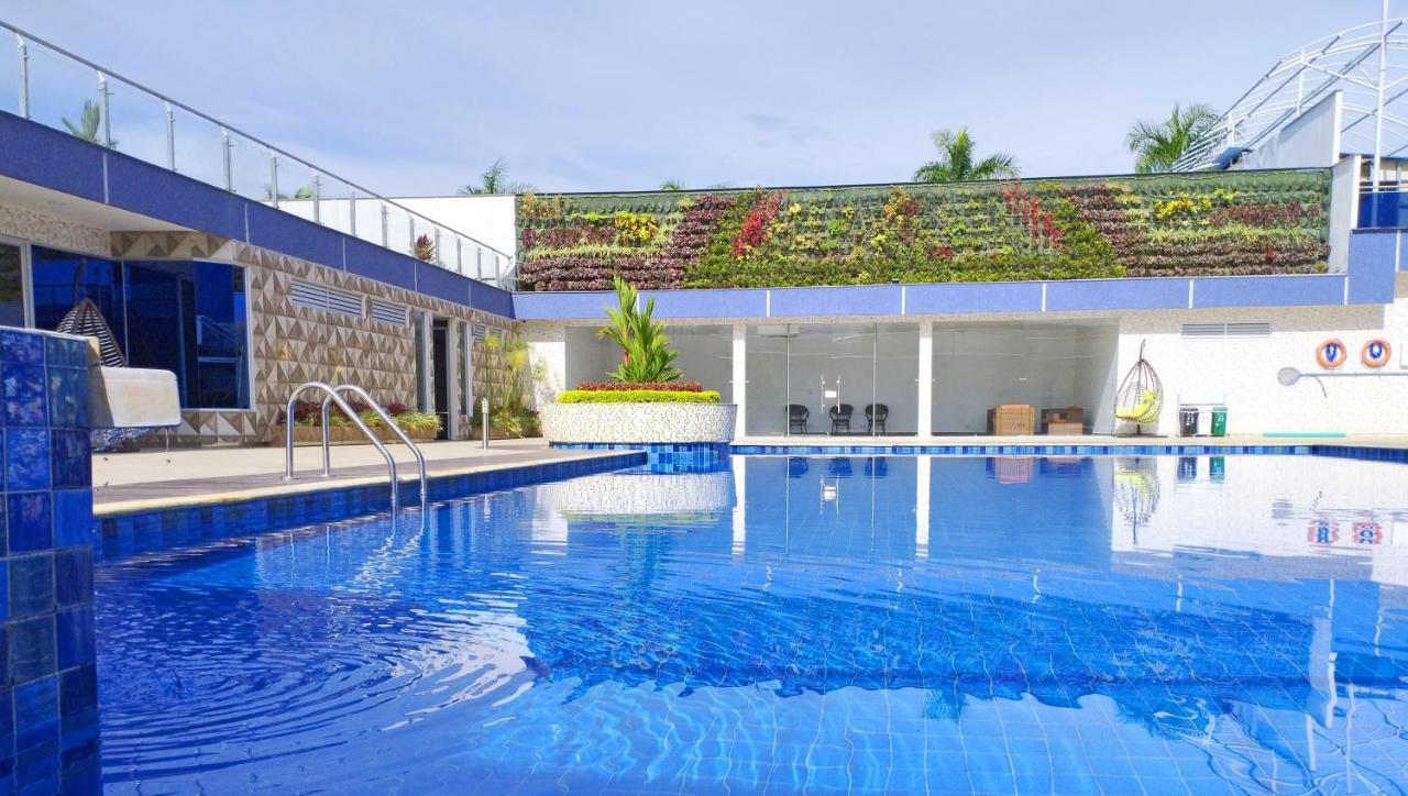 Hotel Royal Elim International カリ エクステリア 写真 The swimming pool at the hotel