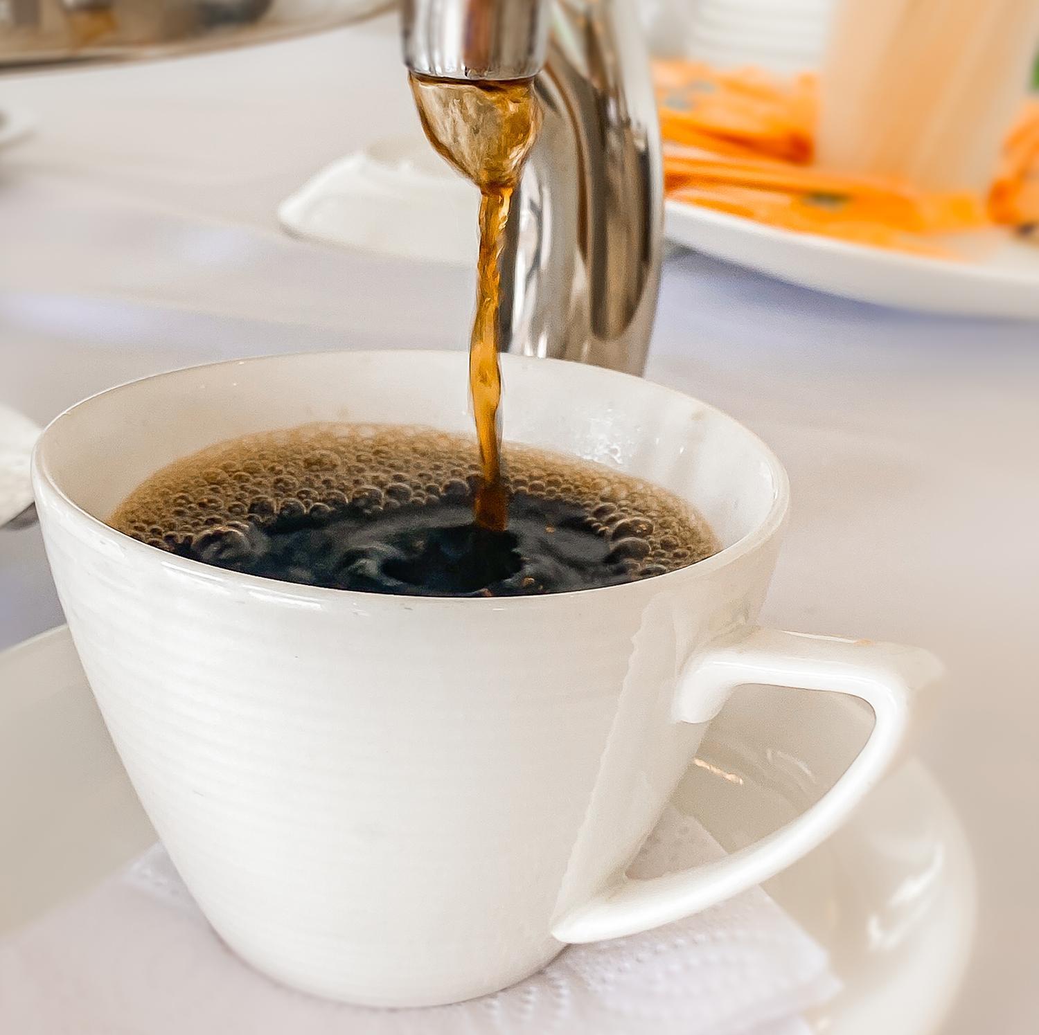 Hotel Royal Elim International カリ エクステリア 写真 Coffee being poured