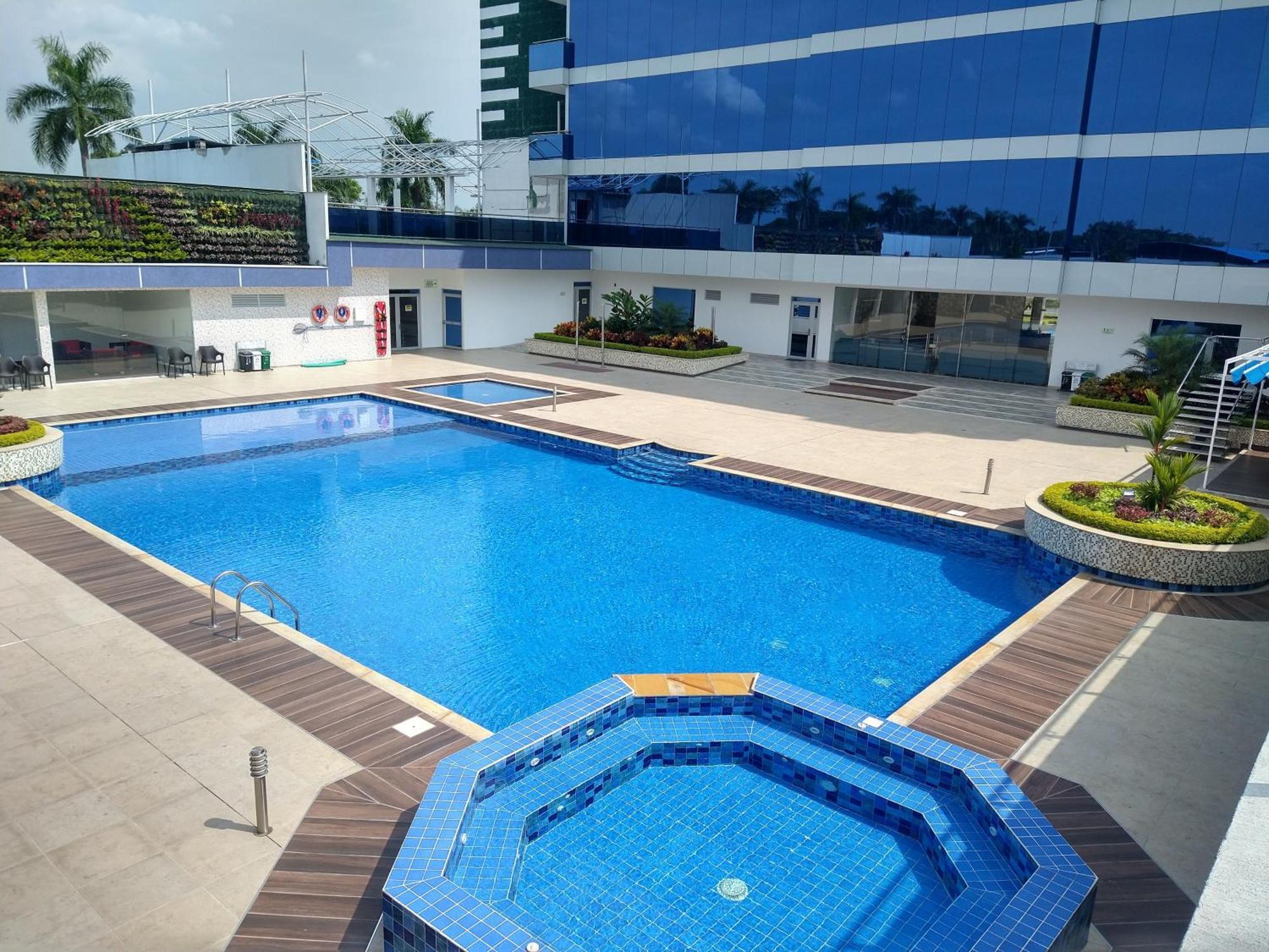 Hotel Royal Elim International カリ エクステリア 写真 Swimming pool at the hotel