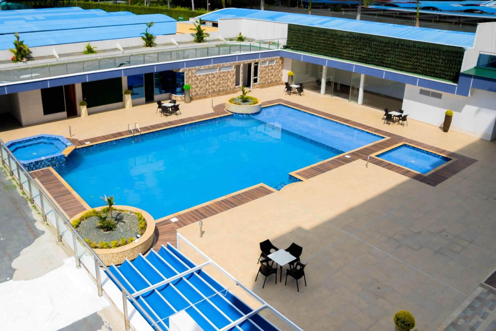 Hotel Royal Elim International カリ エクステリア 写真 The pool at the hotel