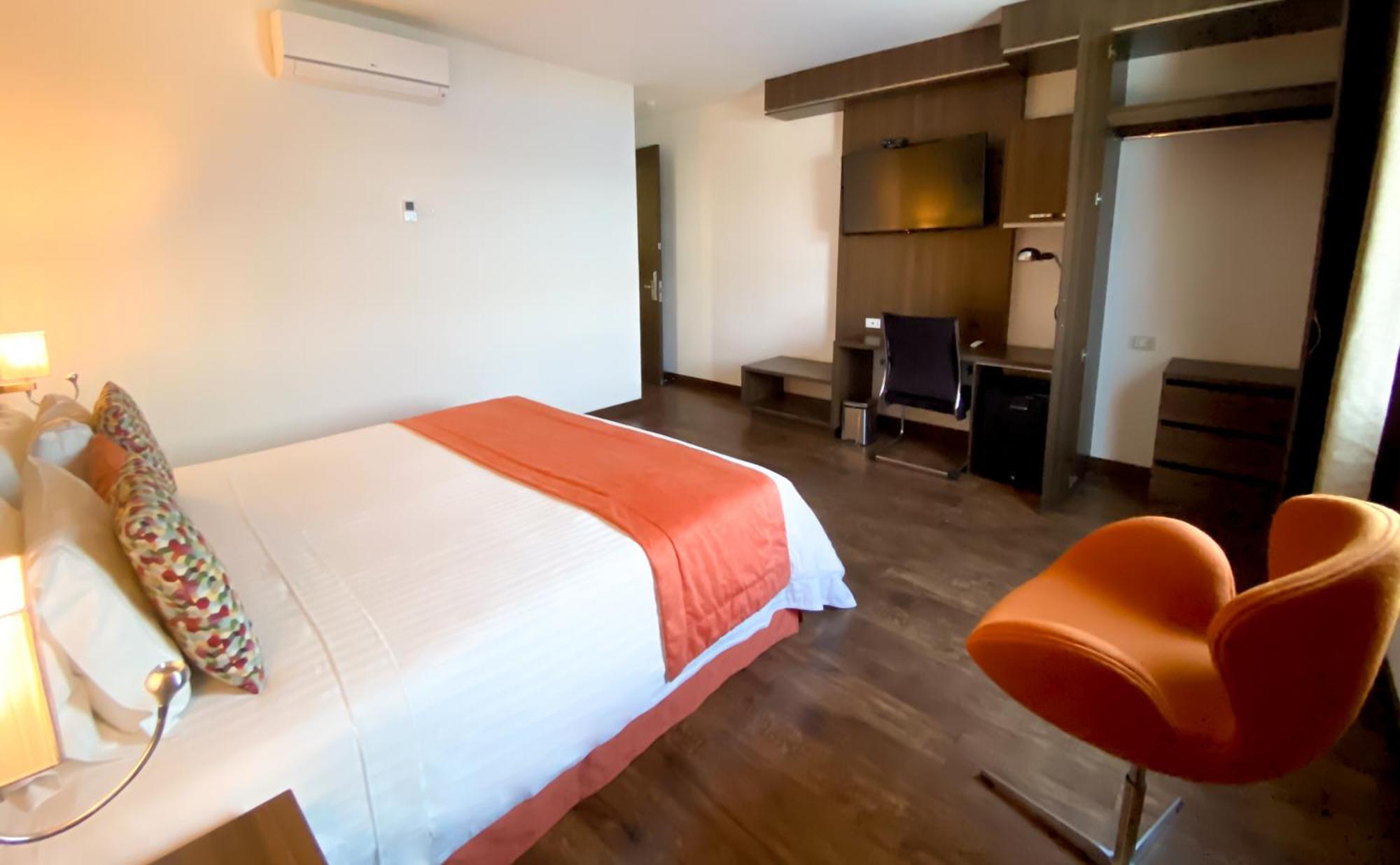 Hotel Royal Elim International カリ エクステリア 写真 A room at the hotel