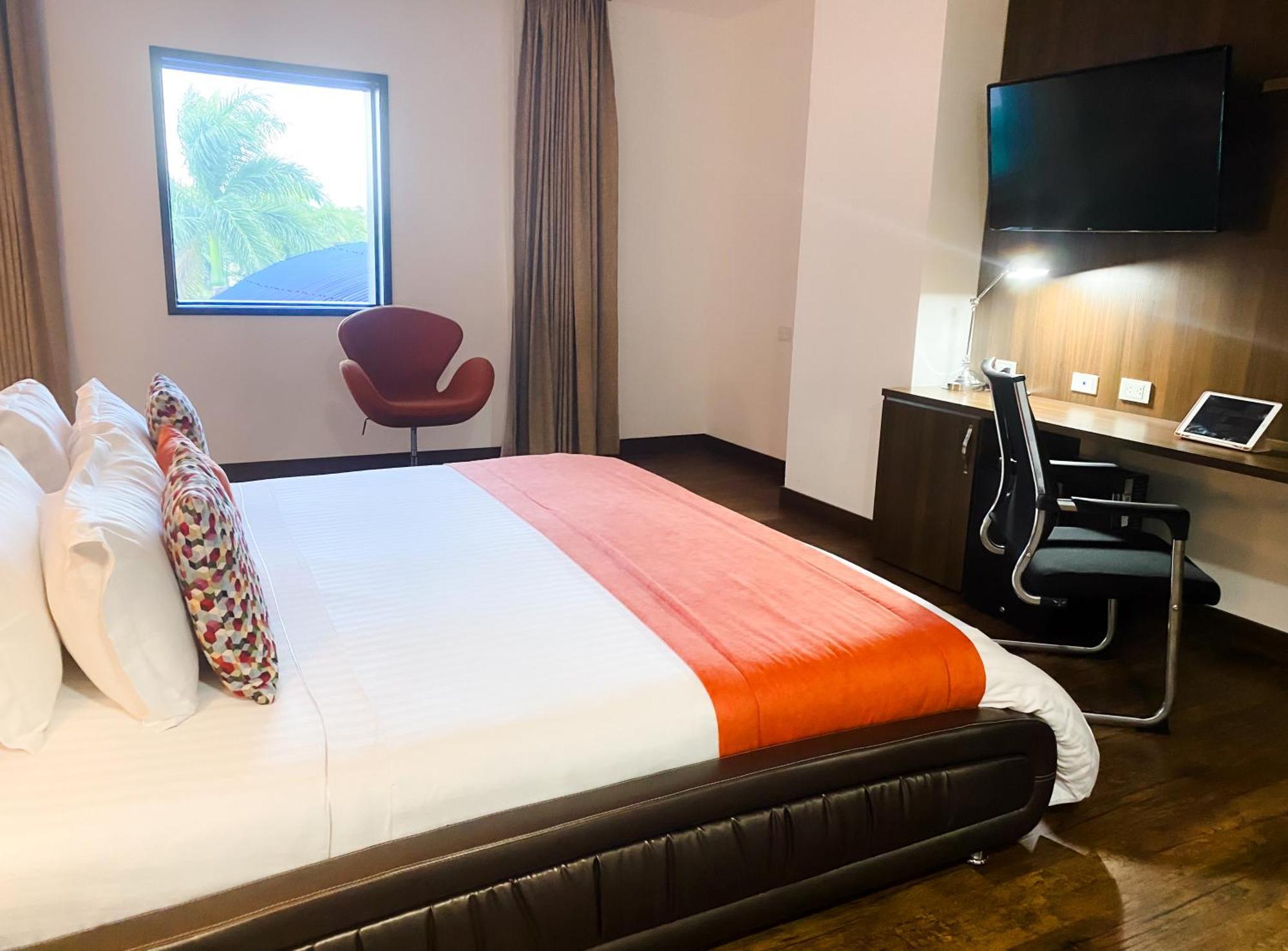 Hotel Royal Elim International カリ エクステリア 写真 A room at the hotel