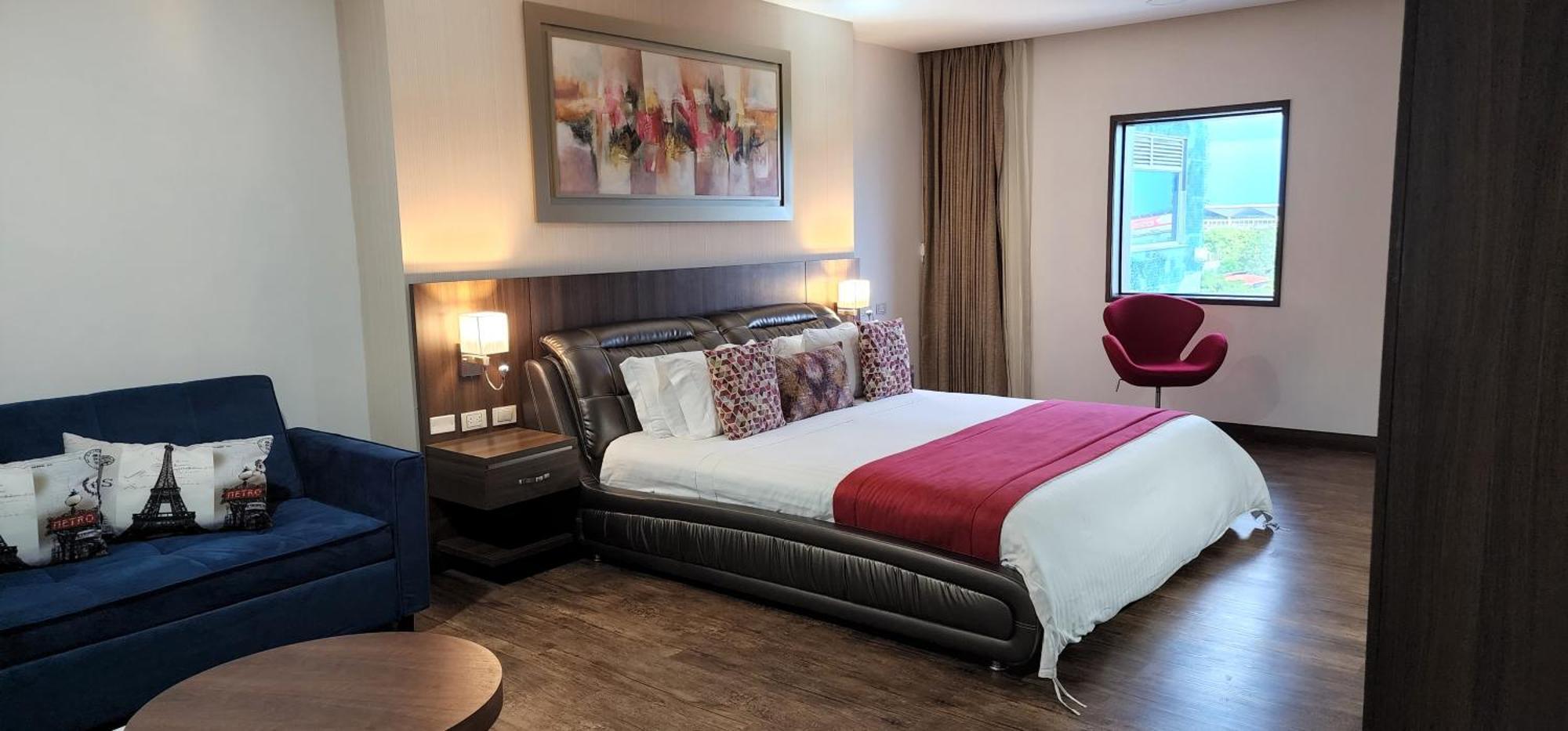 Hotel Royal Elim International カリ エクステリア 写真 A bedroom at the hotel