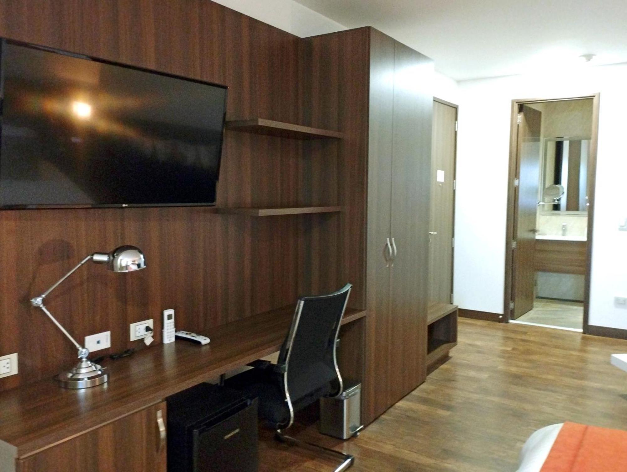 Hotel Royal Elim International カリ エクステリア 写真 A typical bedroom in the halls of residence